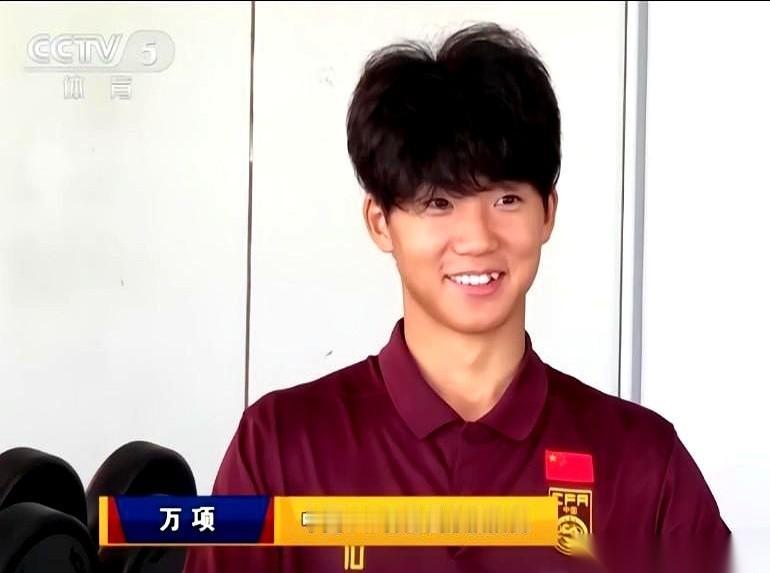 贝尔格莱德红星U19梯队的中国球员万项，正盼着和37岁的一线队老将阿瑙托维奇做队