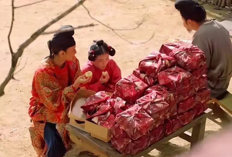 《长安的荔枝》李善德逆袭成功。刚回长安时，被17娘手下暴揍，抢走了房契。逆袭