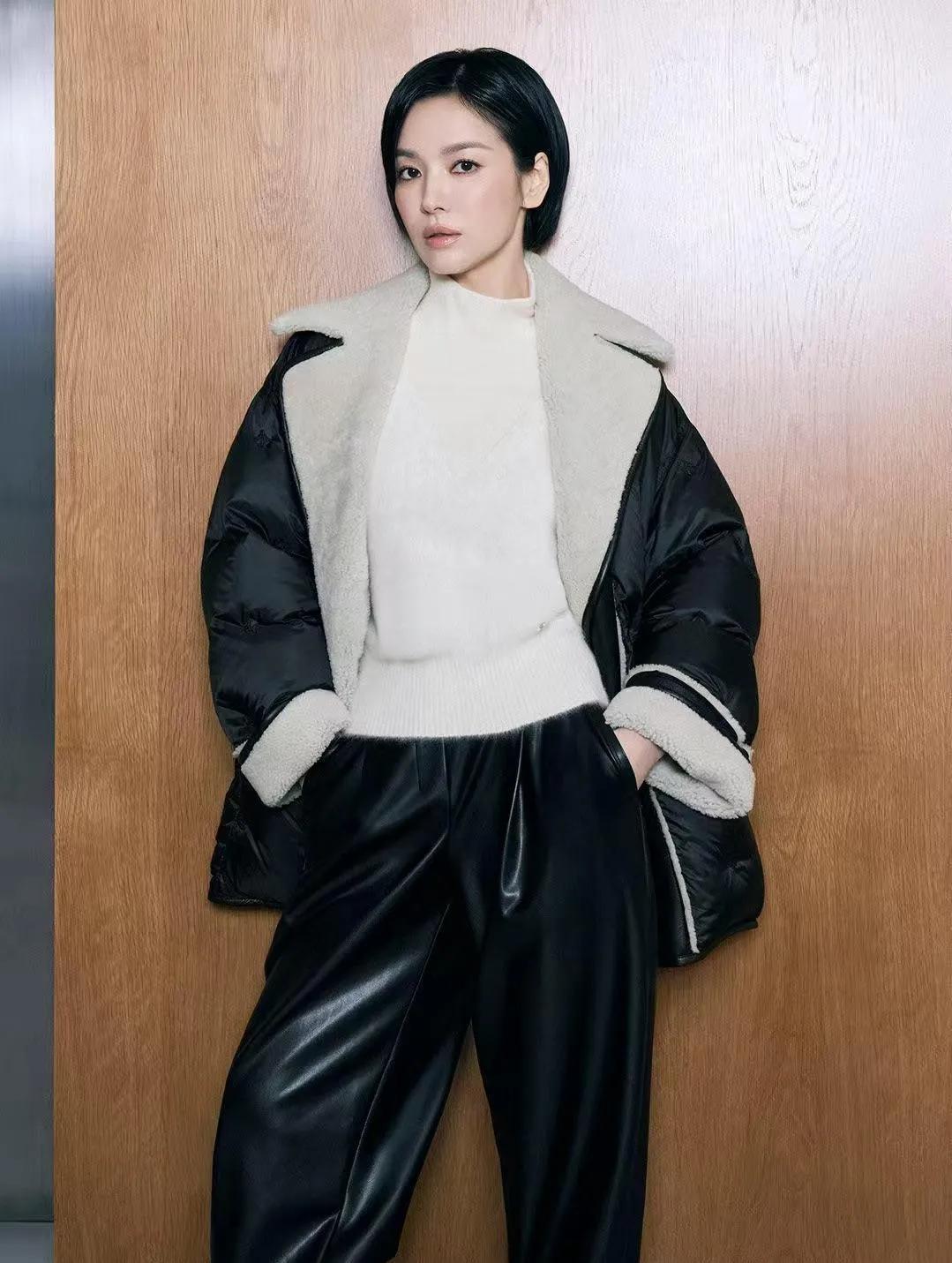 43岁宋慧乔短发帅翻，皮衣造型气场拉满宋慧乔最新造型太惊艳！43岁的她剪了