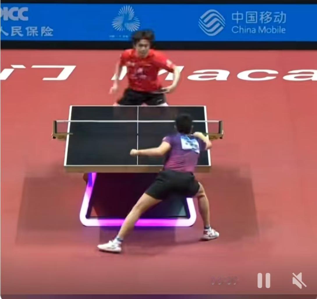 11月18日，第十五届全运会乒乓球男团半决赛上演巅峰对决，由马龙、王楚钦领衔的北