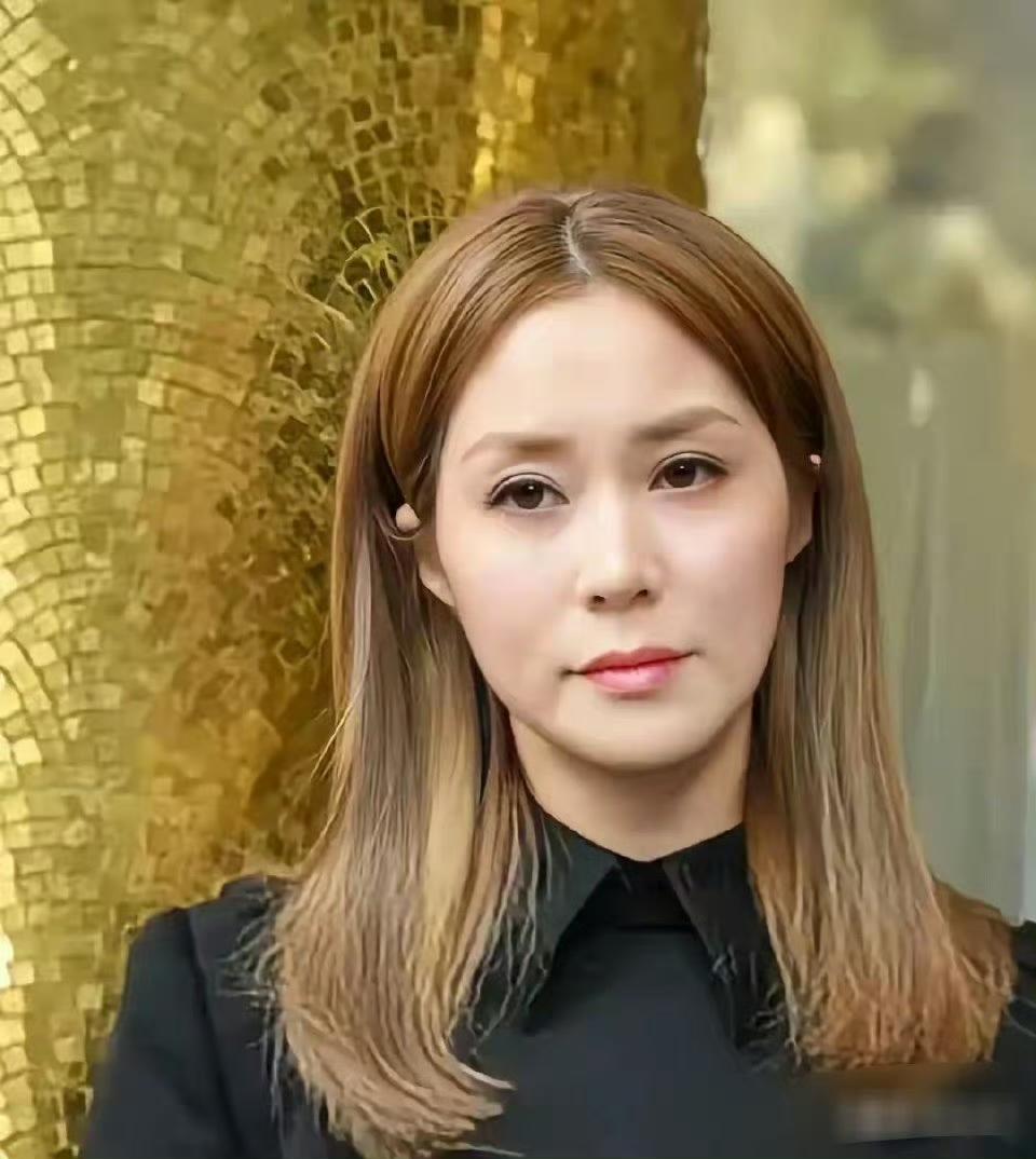 徐子淇的“靠山”没有了，一脸愁容，千亿豪门媳妇也不快乐啊！徐子淇可以说是李兆基