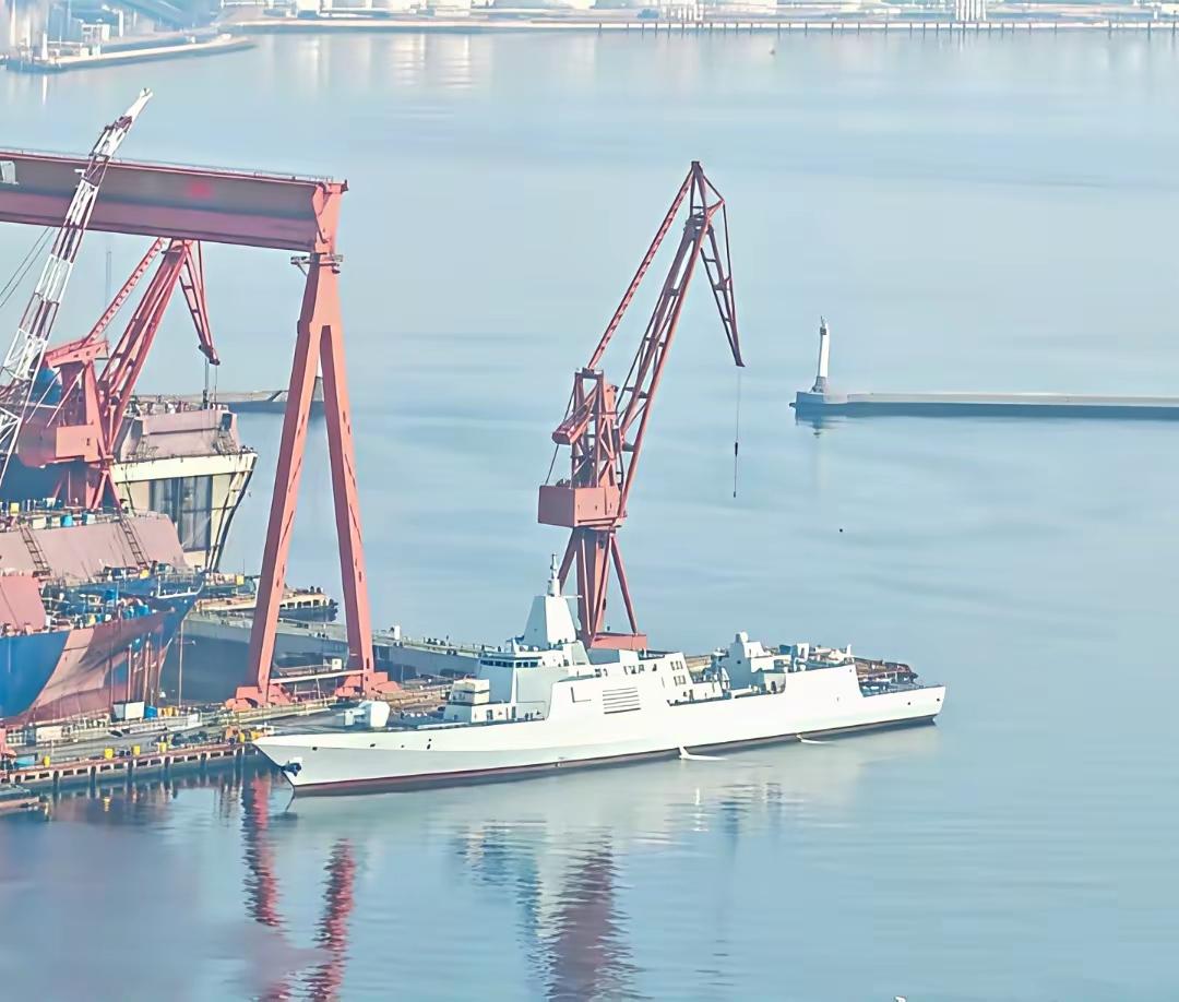 一张是新建造的055型导弹驱逐舰，一张是LY-1型舰载激光武器在93阅兵时的现场