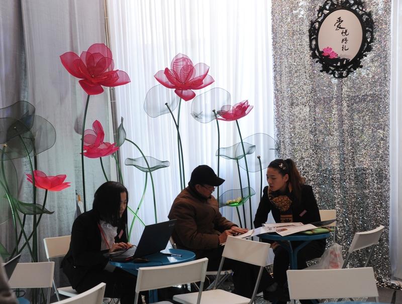 2025年ELLE红毯,张馨予直接杀疯了!她身披25斤超大礼服惊艳亮相,工作人员