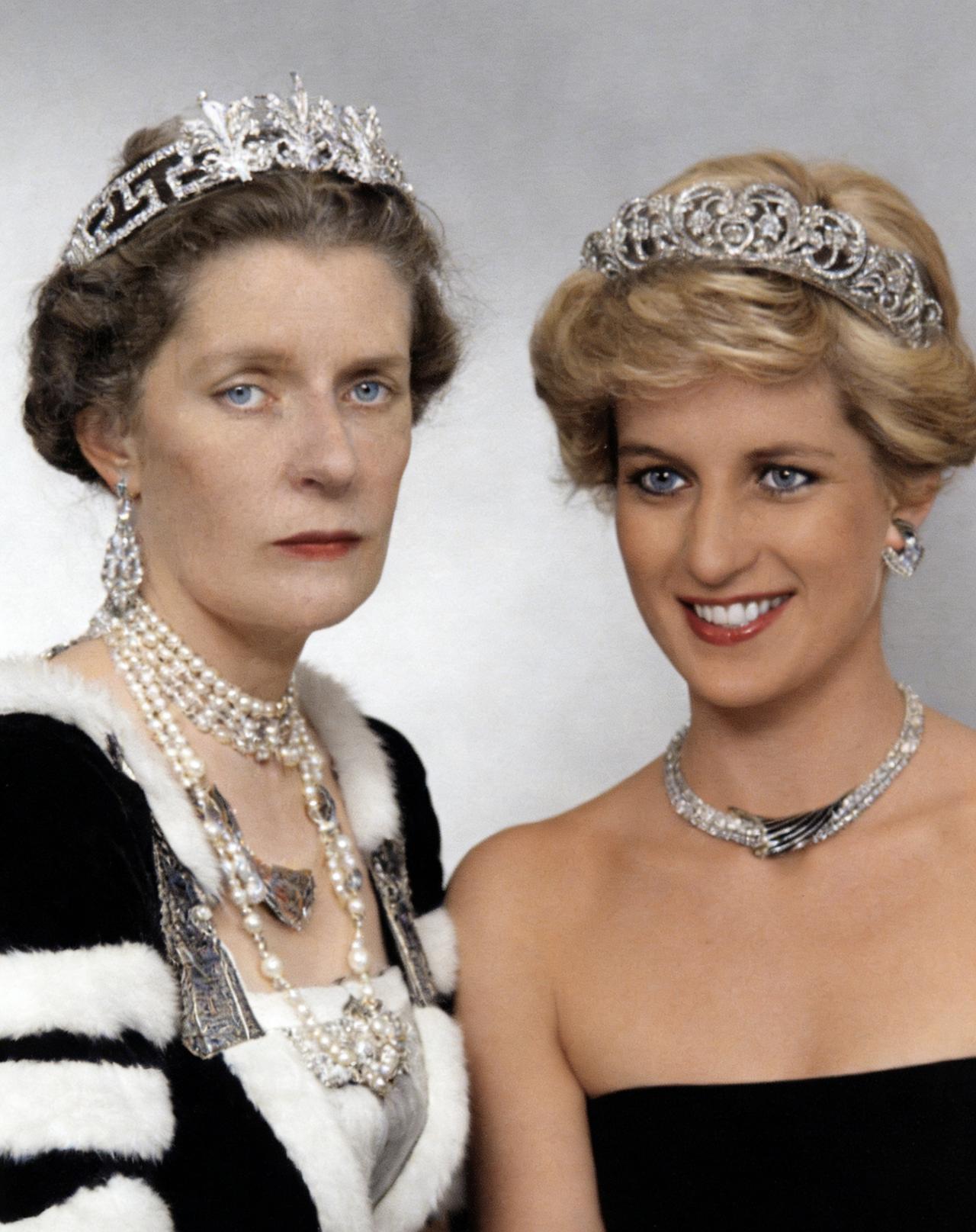 图片中的人物分别是黛安娜王妃和她的祖母辛西娅，黛安娜王妃生前是现任英国国王的原配