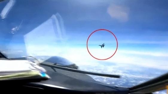 我方最新披露：解放军东部战区一架战机在空中执行任务时曾遇到两架外军机前来挑衅！并