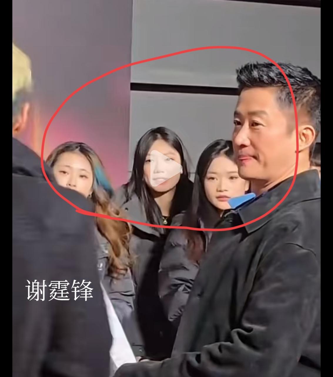 谢霆锋微博之夜红毯“惹祸”了！40多岁的男人，偏要玩性感，穿了一件深V的衣服