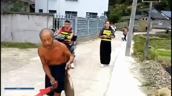 是本人自愿的！湖南张家界，佝偻着腰，游街敲锣认错的大爷，原来是村委让他二选一的，