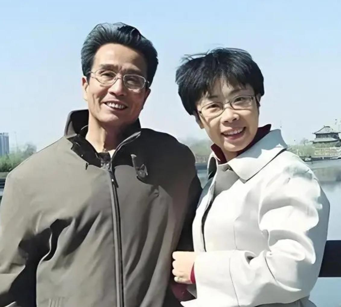 50 岁北大博士蒙曼，父亲生前一直牵挂她的婚恋问题，直至离世仍留有遗憾。老人一直
