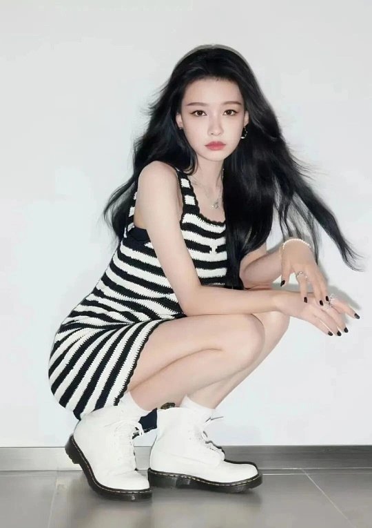 孙怡这个腿环设计太加分了穿搭教科书孙怡再出灵感！基础黑裙平平无奇，加入细款垂链腿