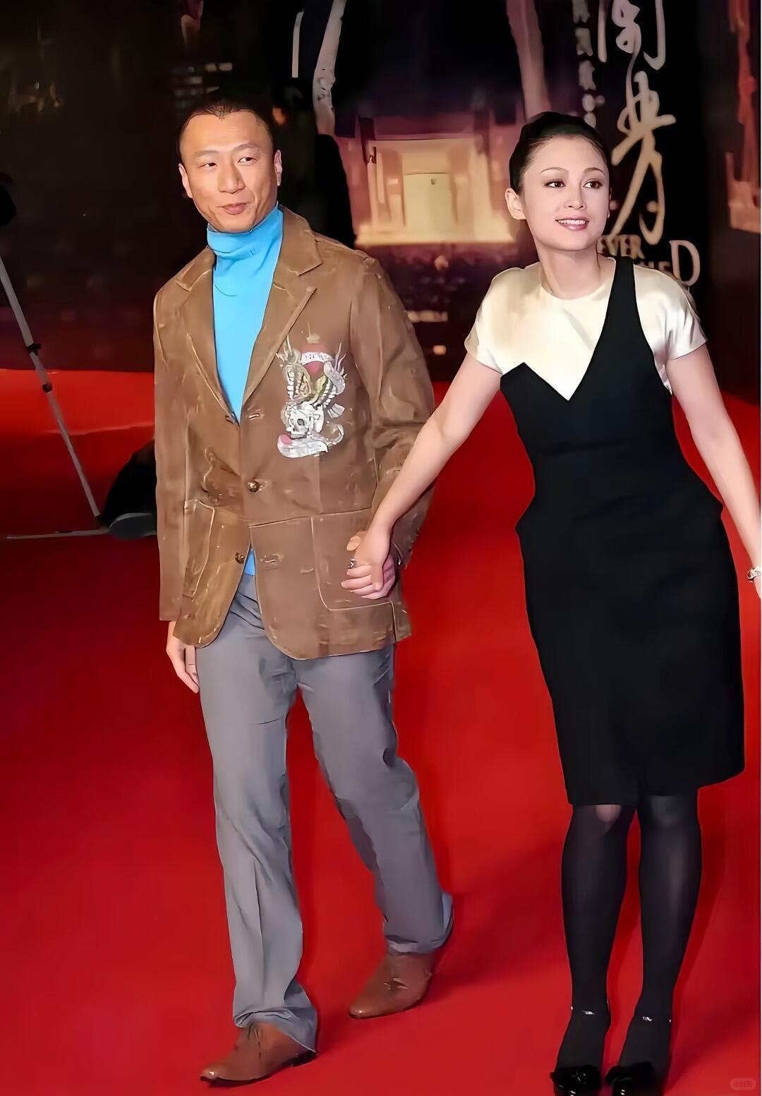 能认出穿黑裙的美女，绝对是高手。​​​