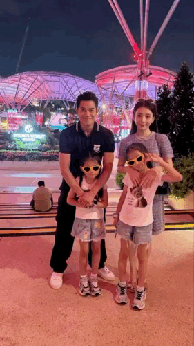 60岁的郭富城与39岁的妻子方媛，结婚9年，育有三女，有「爱妻号」之称的郭富城今