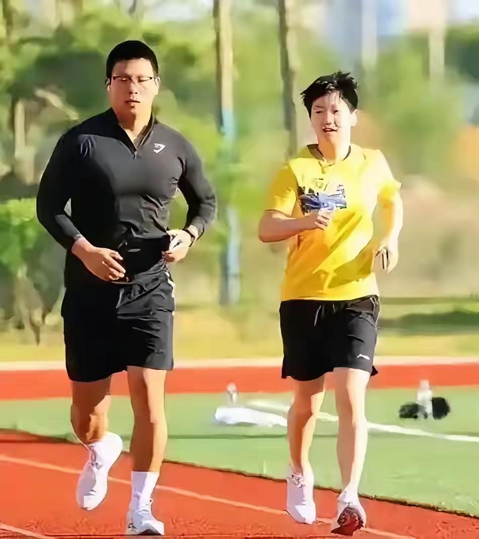 科普一下莎莎的体能教练翔哥与丁宁的体能师有啥区别我个人觉得翔哥挺好的，无论在哪