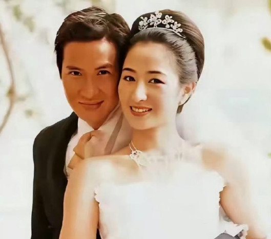 张家辉关咏荷带女儿吃路边摊，一家三口颜值太像了，这应该就是结婚的意义吧​​​