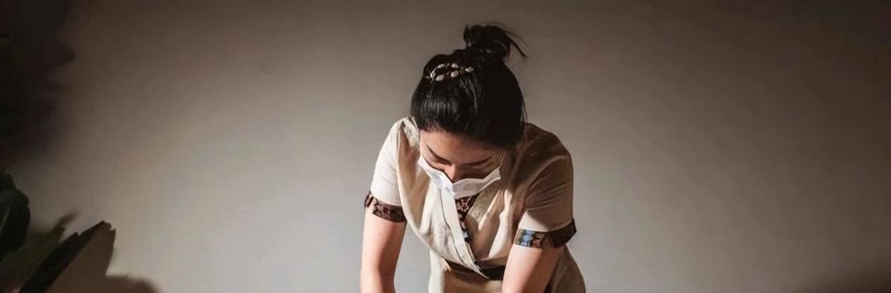 2023年，安徽一妙龄女子脱光衣服，在按摩店中做精油SPA，可按完背部后，转身时