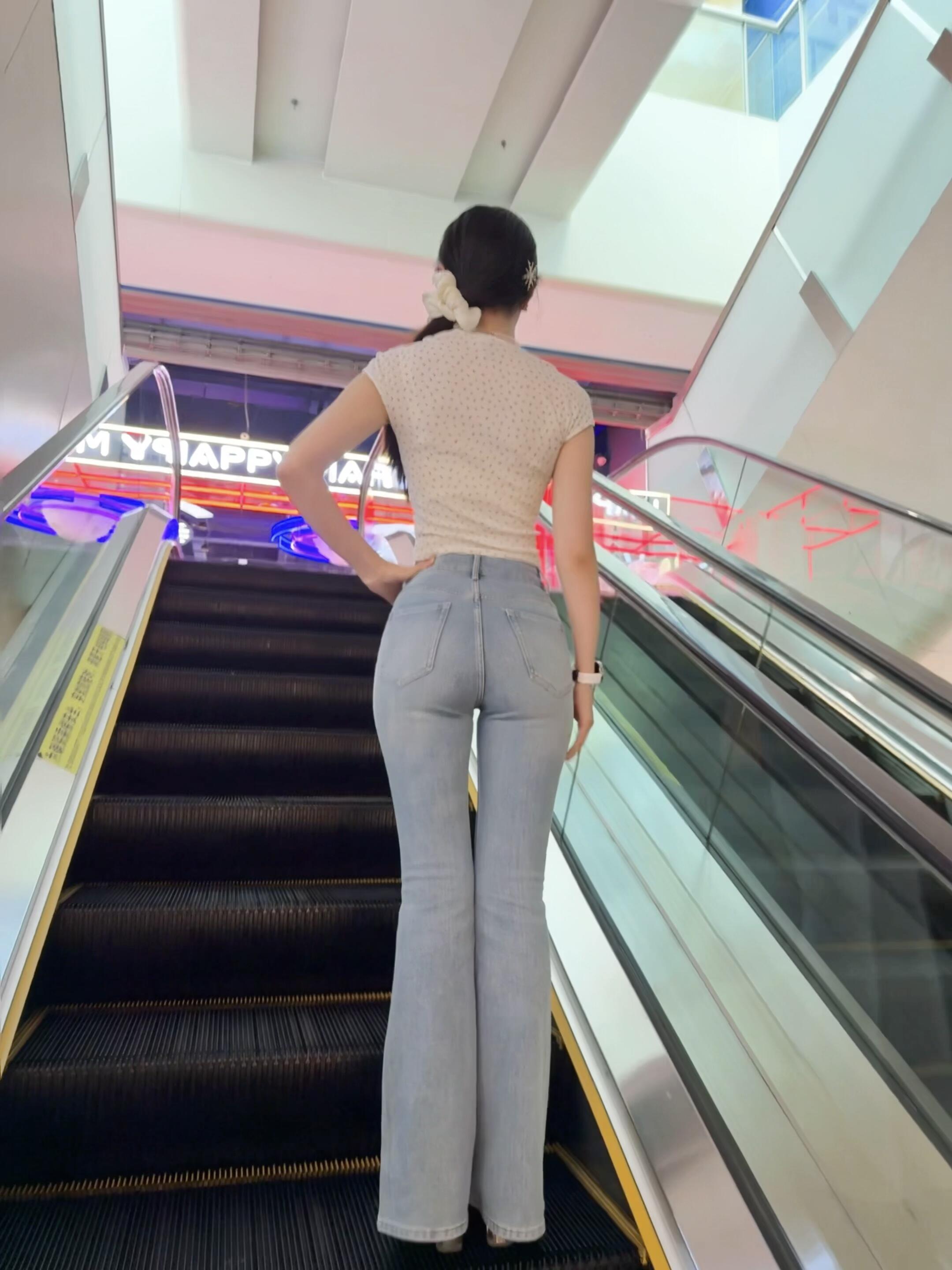 今天去商场偶遇前女友。