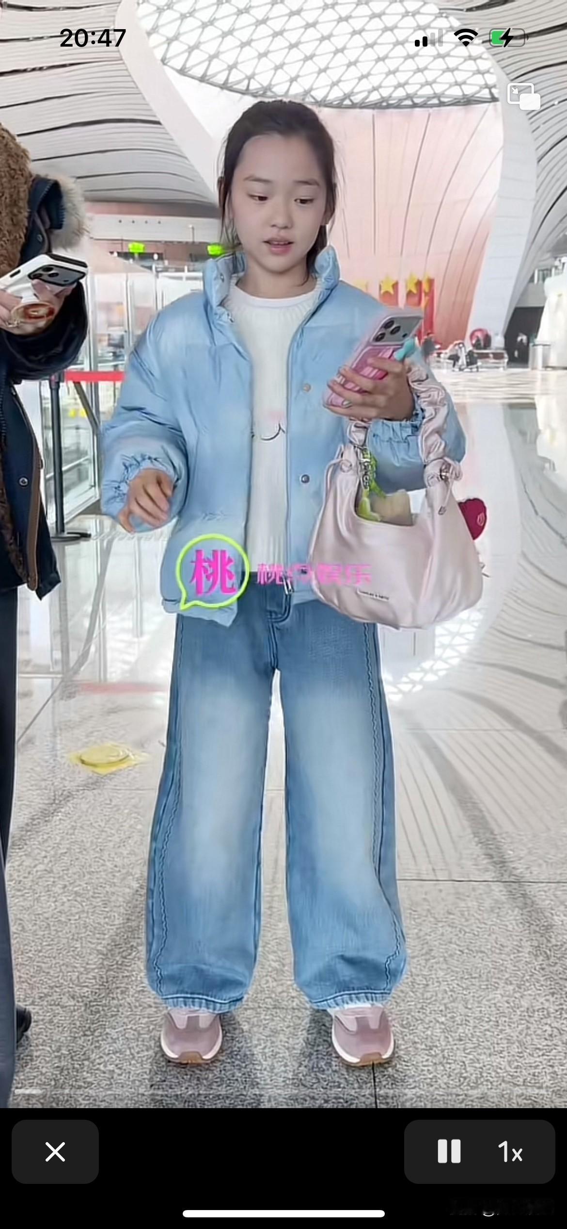 董璇的女儿是怎么养出来的，有音乐跳舞天赋的女孩子真的不一样，在众多人面前都敢展示