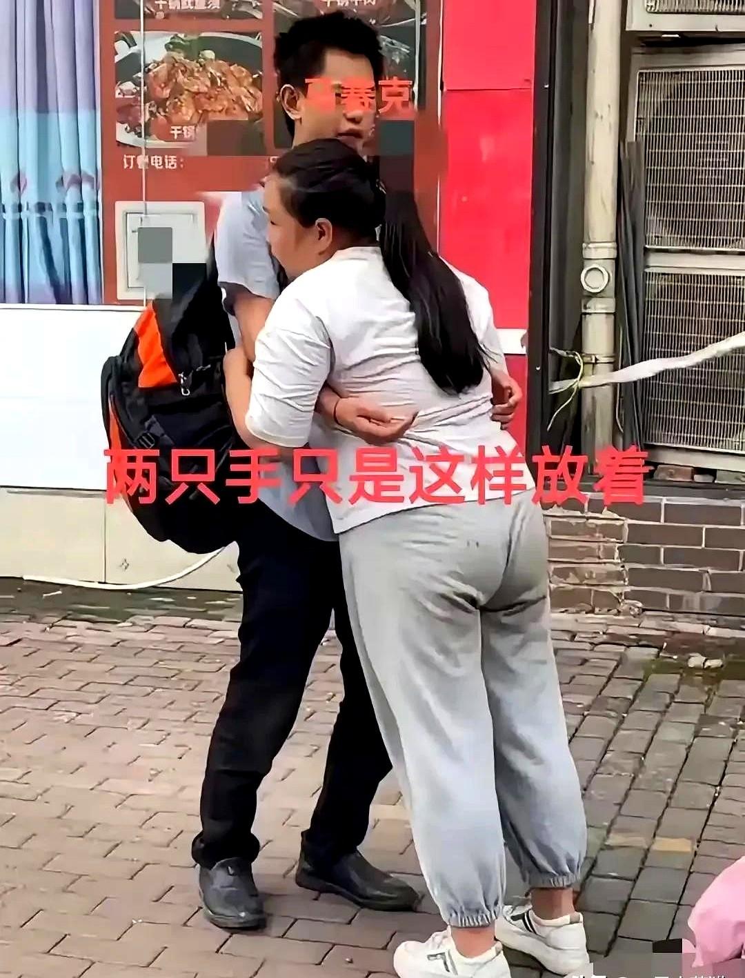 重庆一网约车师傅拉客，碰到一对情侣在街头告别，女孩哭着不让男友去广东打工，说一年