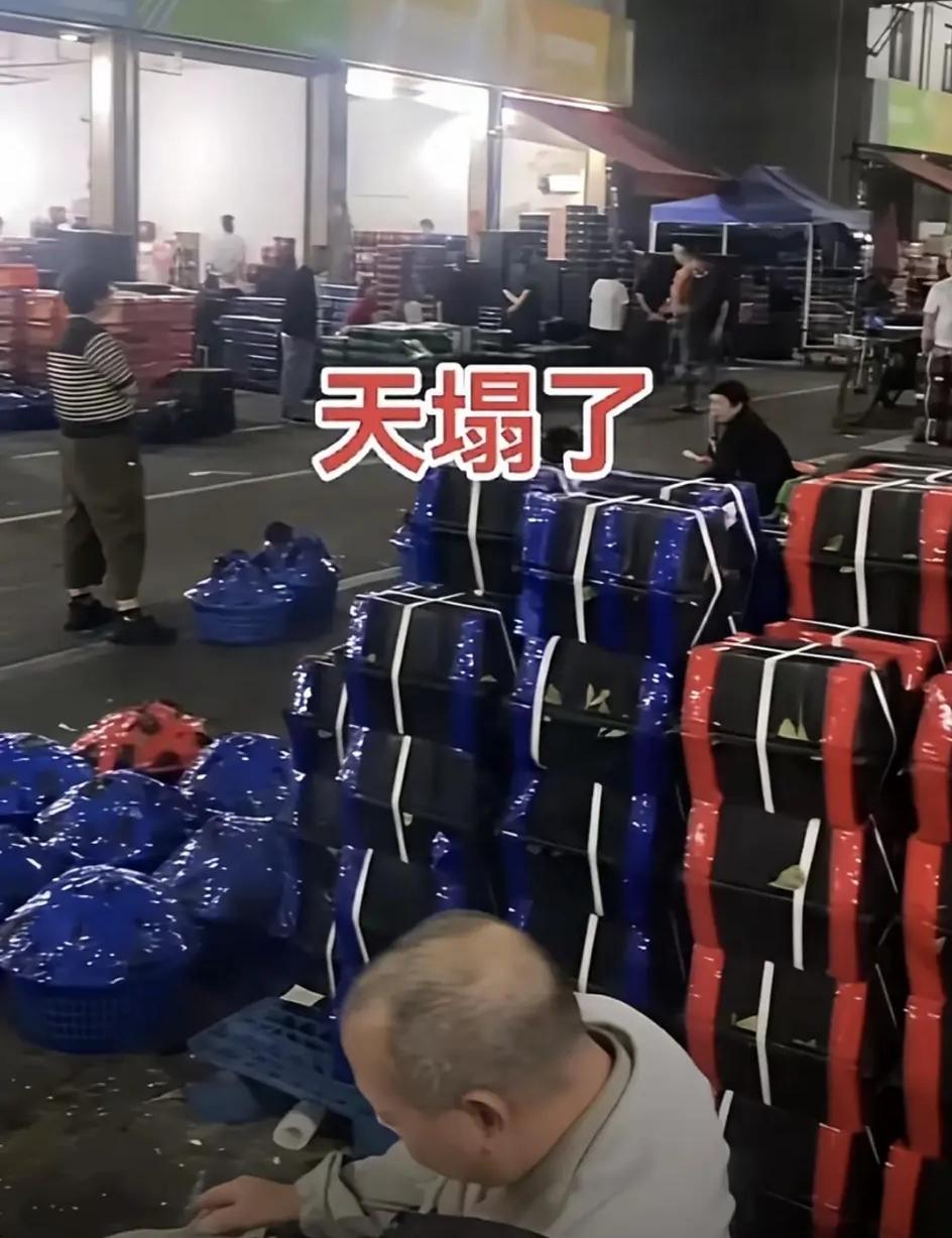 5月17日，浙江温州。娄桥菜篮子水果批发市场，老板和工人的天塌了。因为漳州杨梅添