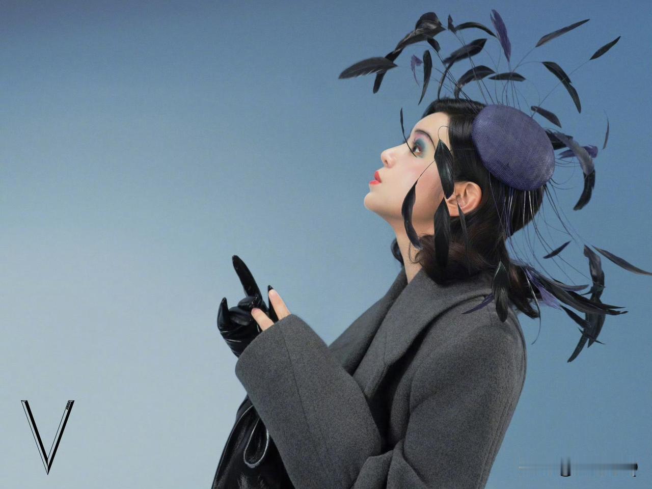 陈妍希最新复古大片，图一看着还正常，图二的画风实在让人理解不了。搞出那么多手真的