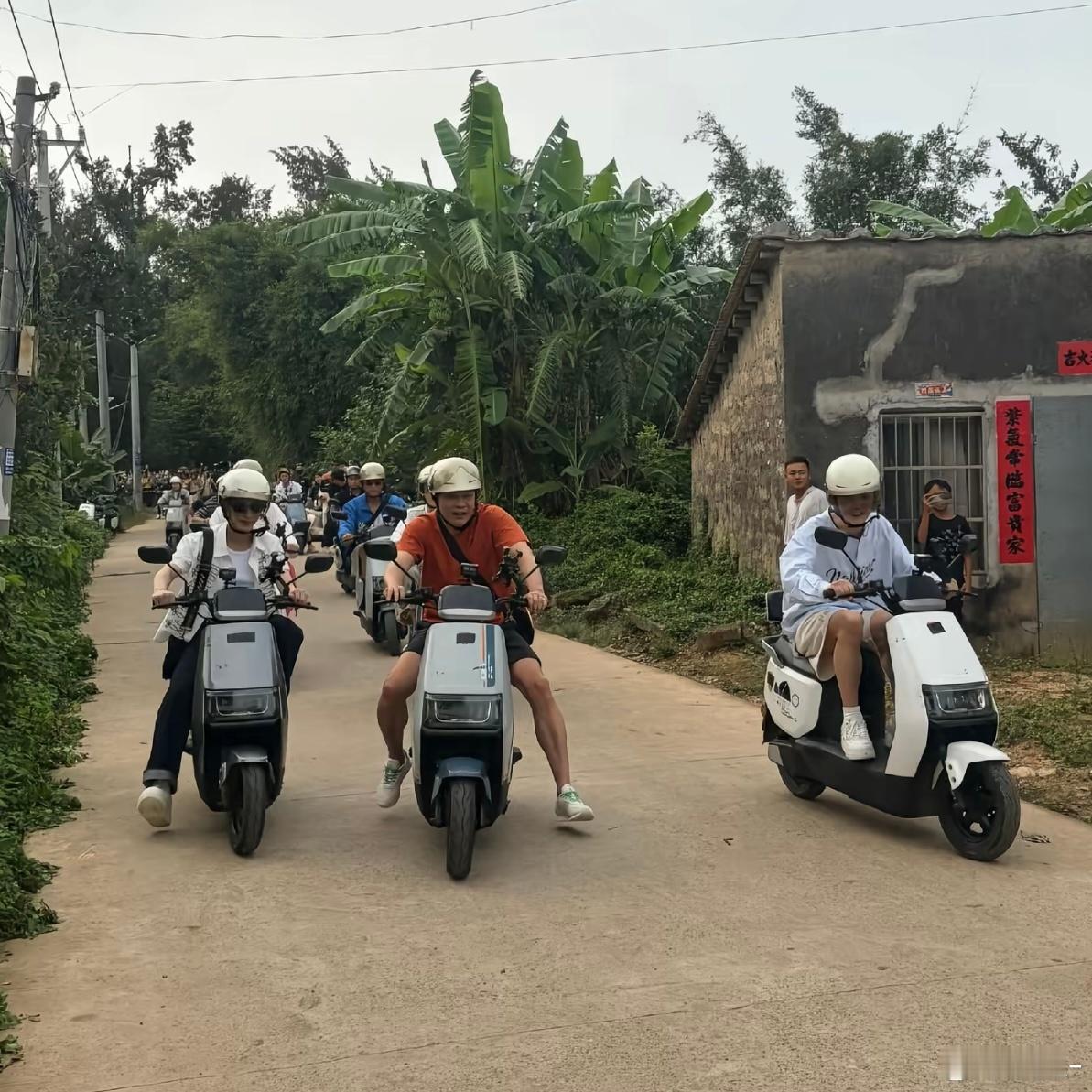 鹿晗骑小毛驴好像隔壁村那个男的哈哈哈