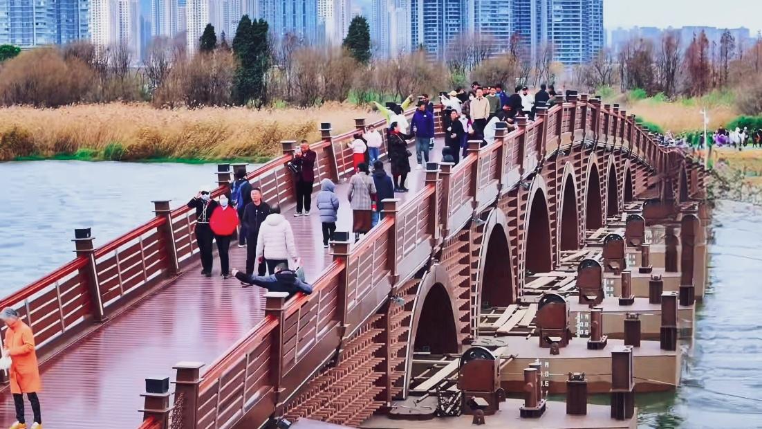 昆明东风坝垃圾桶彻底“罢工”！个个爆满到盖不上盖，垃圾堆得老高，散落一地超煞风景