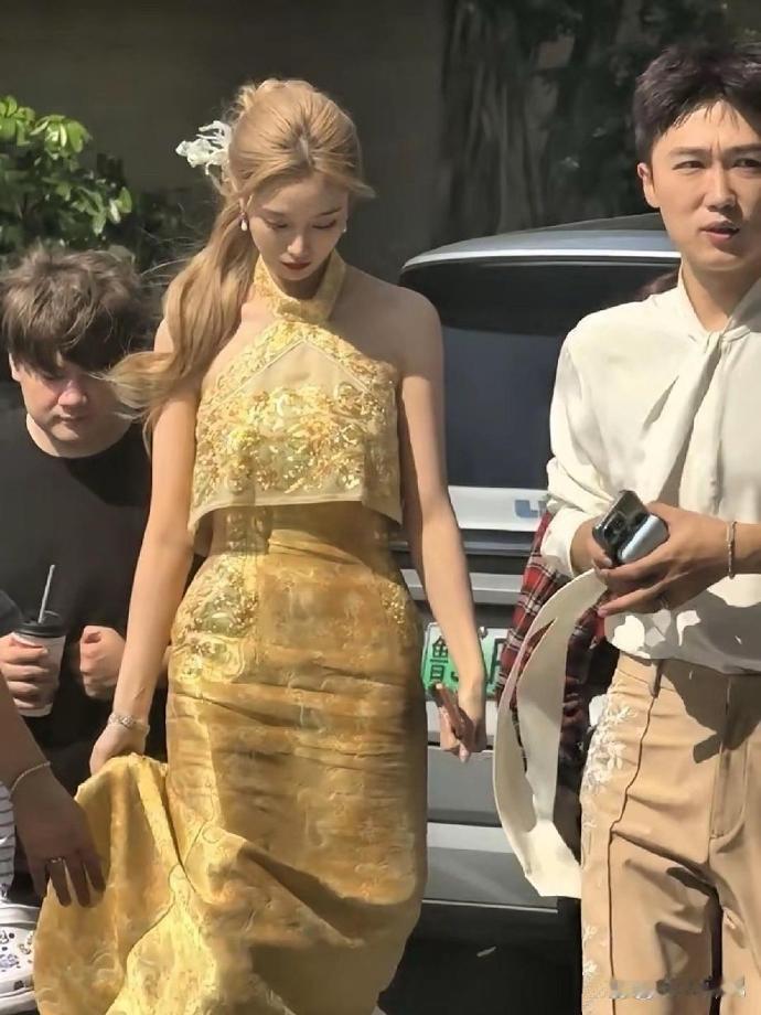 一直以为徐艺洋身高还不错，结果同框对比才发现，好家伙，原来她居然这么高！