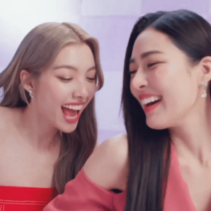 被迫的话你就眨眨眼邝玲：☺️可以再咬一次吗​​​