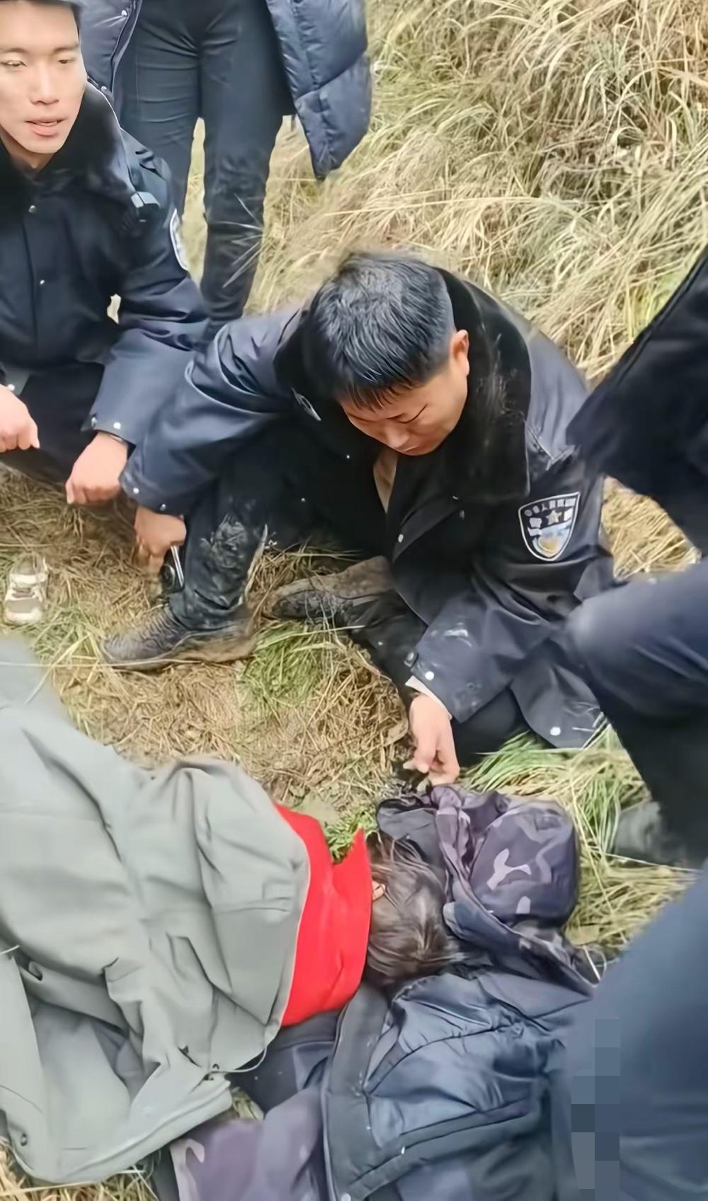 泥巴裹满裤腿的警察哭了！这眼泪，藏着所有父亲的疼找到地头丢失的4岁女童时，最