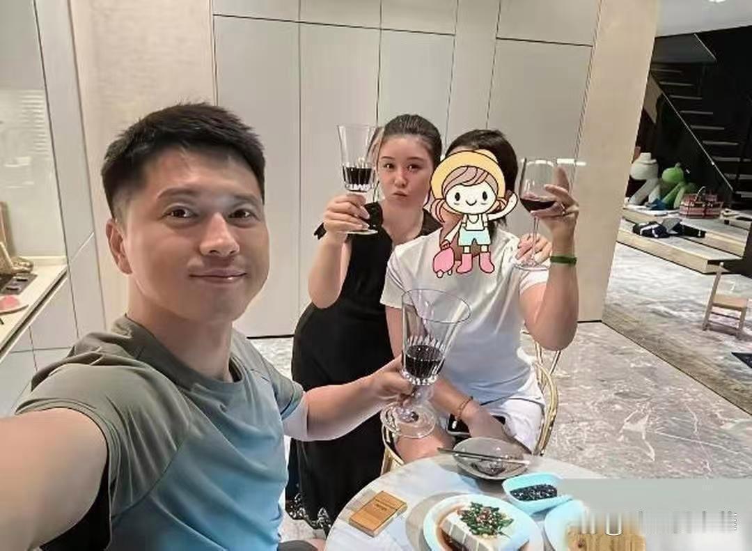 李小萌王雷豪华住宅被曝光，谁能想到王雷的烟成了最大亮点！复式豪宅超气派