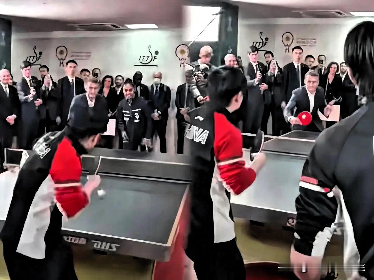 马克龙这是彻底被莎莎的发球“拿捏”啦！边打边扯着嗓子喊：“我还要莎莎发球！”