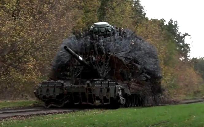 俄乌战场杀疯了，俄军坦克彻底抛弃“偶像包袱”，全身焊满钢板、挂满钢链，头顶还架着