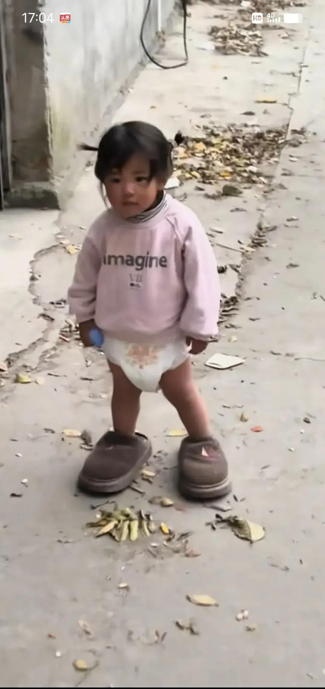 泪目！河南城郊，离婚半年后，女子偷偷去看4岁的女儿，却远远看见孩子穿着尿不湿，上
