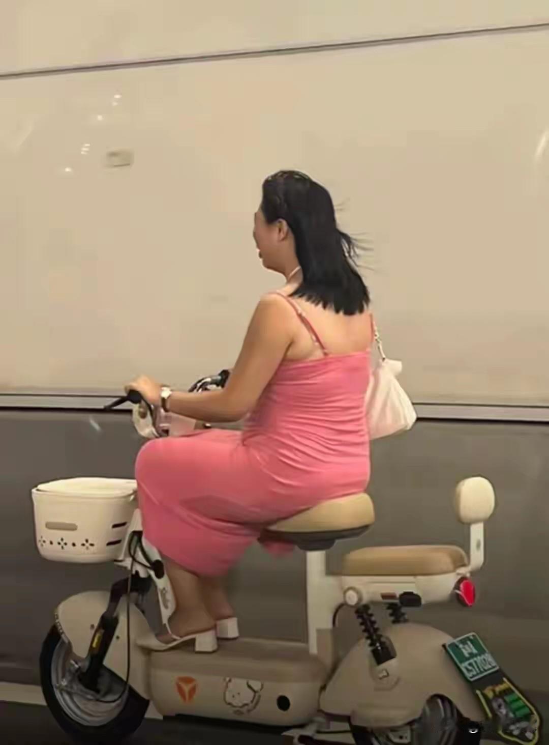 后面的司机，不是我说你们，就不能打开格局，大气一点仙女也是误入隧道，万一受到