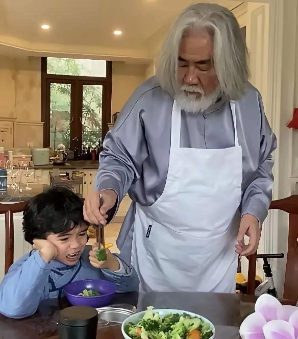 张纪中真的好有耐心，70多抚养四个孩子，尤其是对继子混血儿特别有耐心，走到哪里都