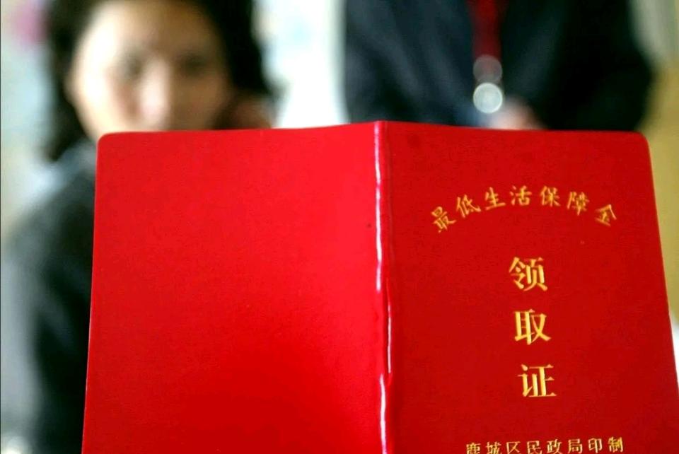 十年前，某市长痛感低保户中有大量关系户、吃空饷，影响脱贫攻坚事业，决议清理整顿不