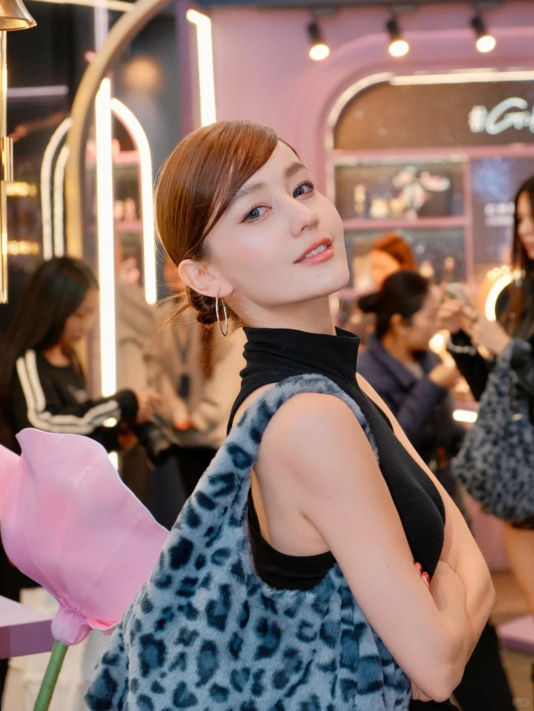 五官精致的甜美系模特小姐姐，她的气质像刚蒸好的奶糯糕，暖得熨帖。说话时语调轻轻的