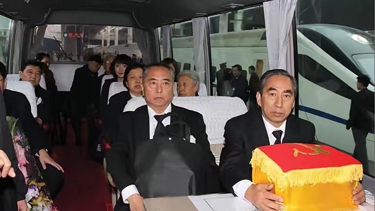2008年8月20日，华国锋在北京逝世，享年87岁，骨灰临时安放在北京八宝山革命