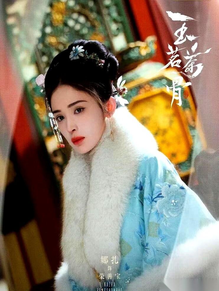 节目上，胡歌对着镜头，半开玩笑地吐槽古力娜扎。他说有次给娜扎发微信，客客气气地