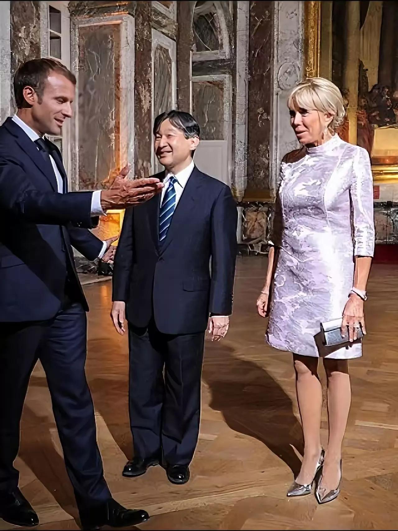 日本天皇站在马克龙夫妻中间看着很可笑。马克龙顶多1米72吧，站在日本天皇面前像巨