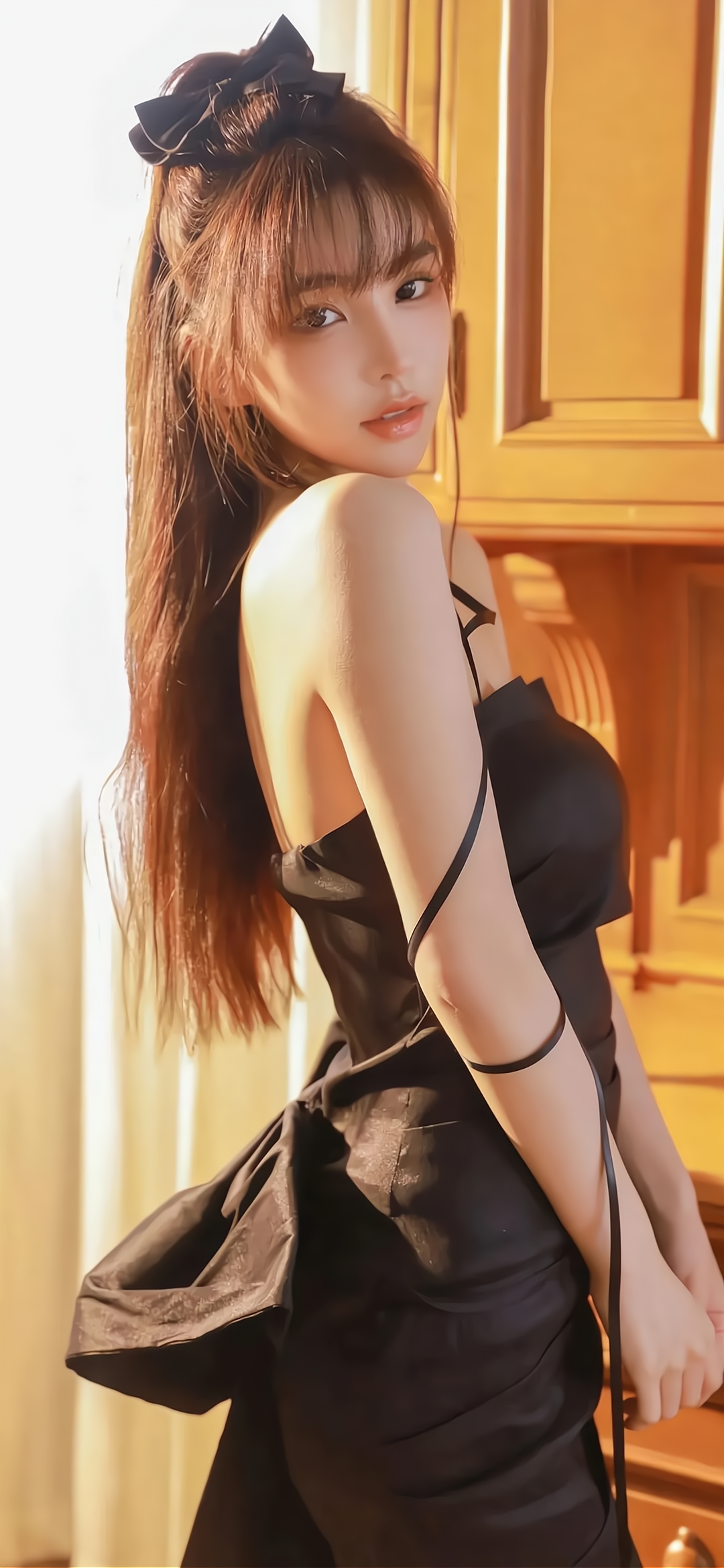 笑话：张三接到李四电话：“兄弟帮帮忙。”张三：”怎么了？”李四：“我昨天晚上