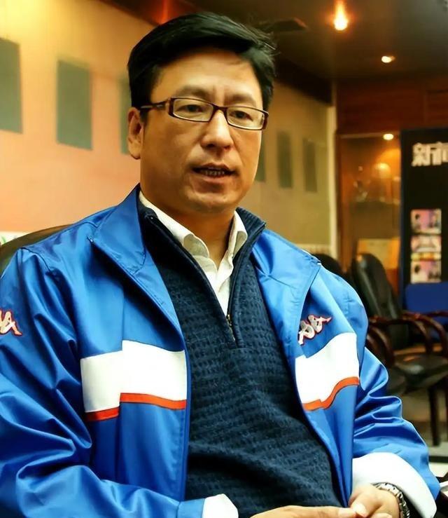 专家表示月收入3000元就属于中等收入，白岩松疑问，如果月收入3000元算中