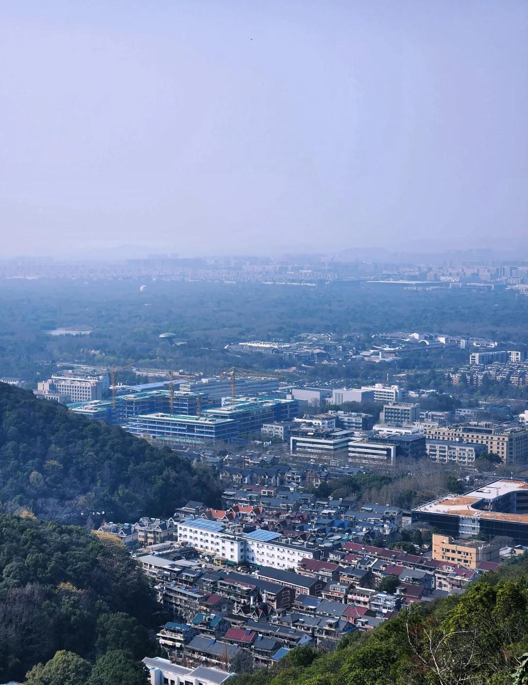 马家坞观景台，登高赏西湖全景的好去处📍​路线：马家坞牌坊-马家坞观景台-西山