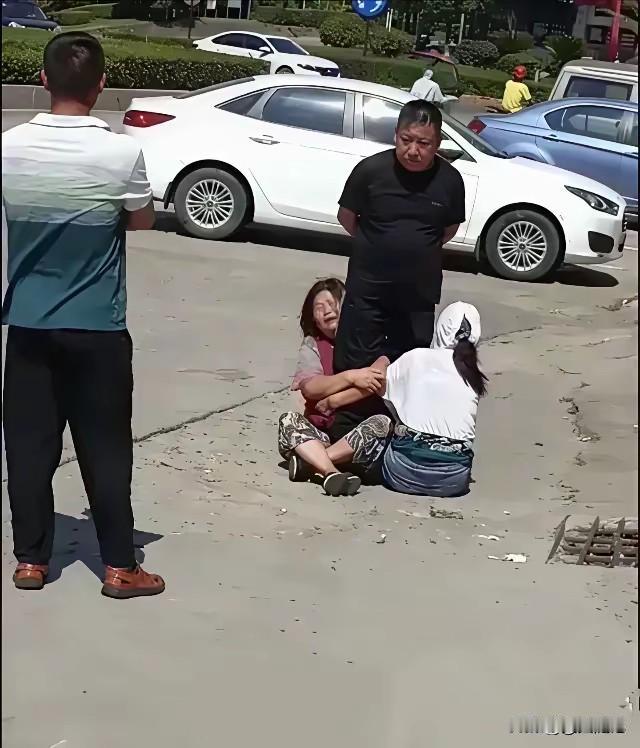 哎哟喂，快瞅瞅这街头上演的“抢人大戏”！说实话，第一眼我也以为又是啥狗血三角