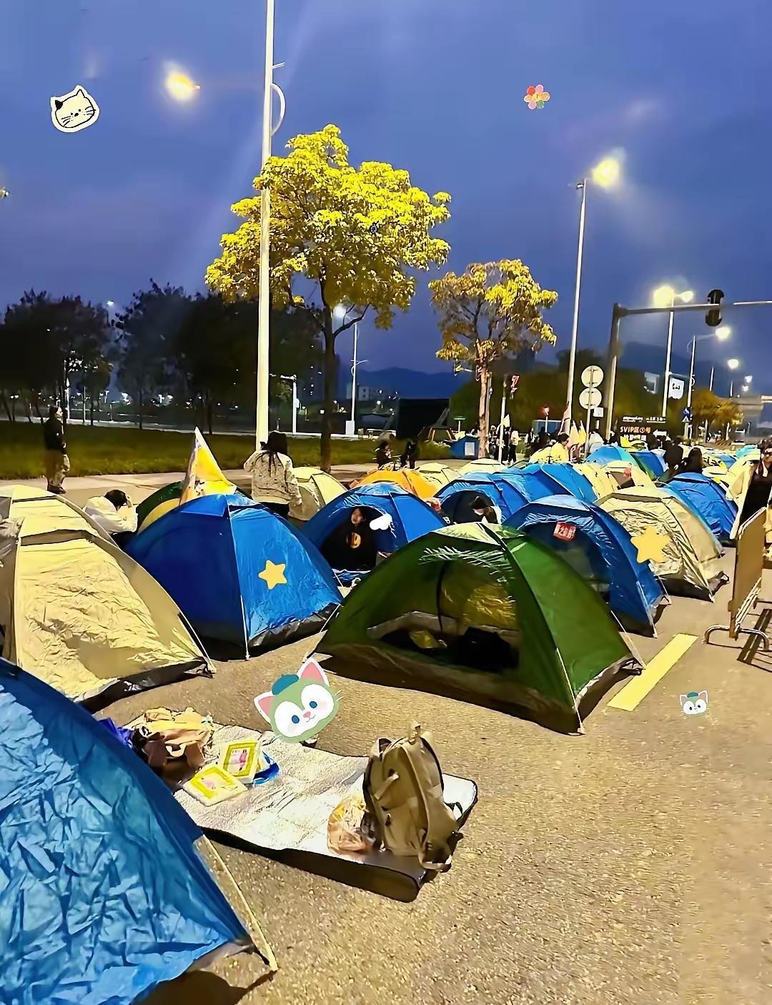 国庆双节期间，帐篷取代了酒店🏨，百姓囊中羞涩，自然节俭成风，帐篷加上暖暖的睡袋