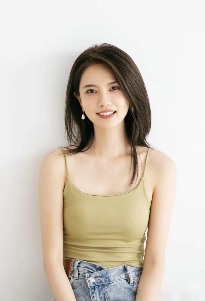 2019年，一部《亲爱的，热爱的》火了。姜珮瑶在里面演孙亚亚，算是个熟脸。
