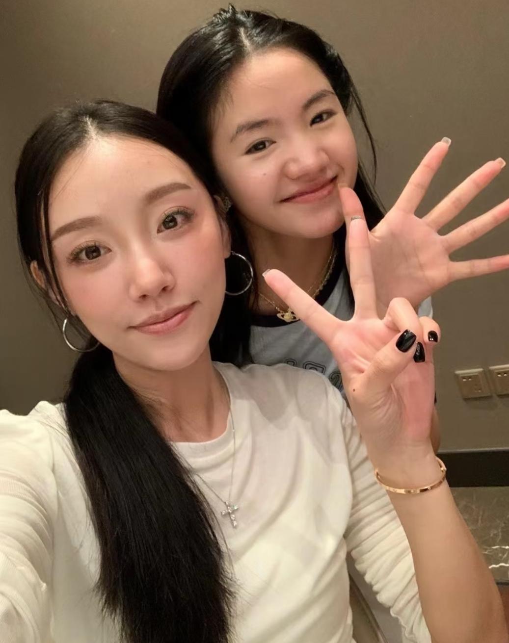 李勒优的嫂子Cathy是家中对优优最好的人，当初李勒优在晋妈面馆打工，一个月35