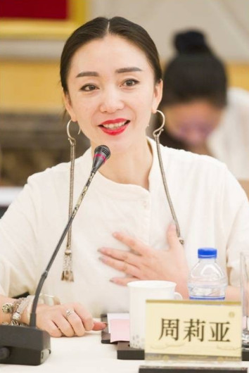 九三文艺晚会导演周莉亚的家庭背景父母双职工，爸爸是一名建筑工程师，妈妈是一位