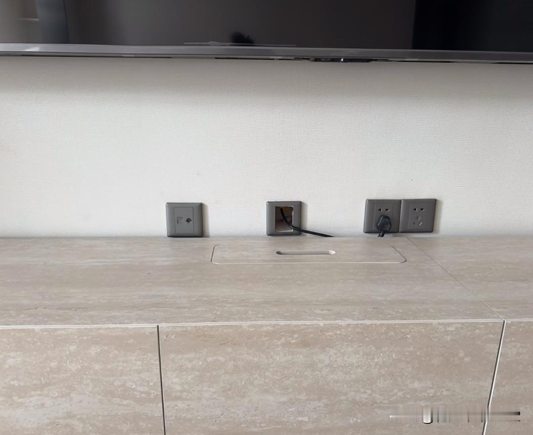 求补救……插座全露了出来，电视柜做矮了。定的时候我说要高度40的，对面说一般电