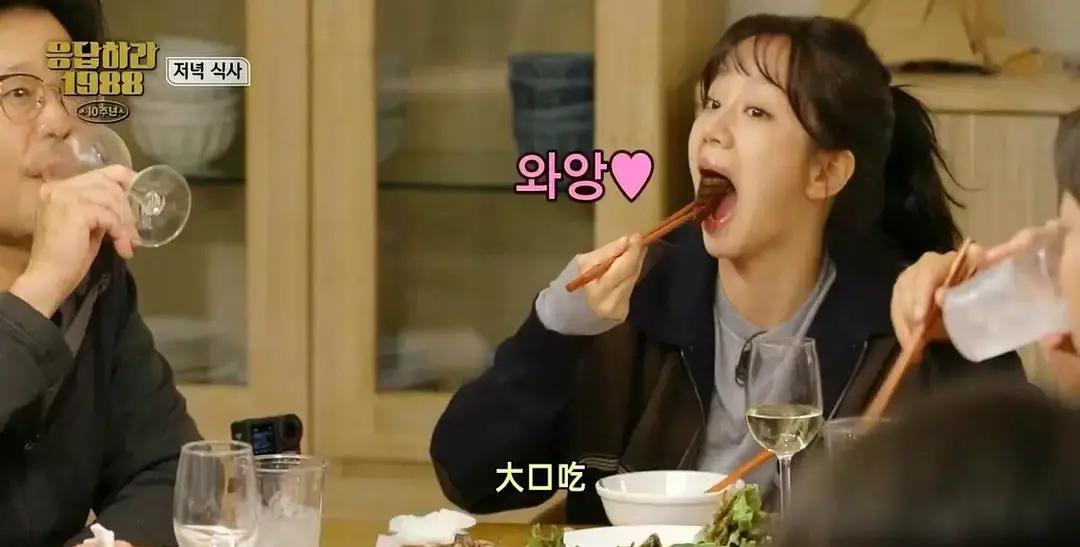 10年过去她还在抢泡面李惠利蹲在地上扒拉面，烫得直吸气，旁边朴宝剑把最后一