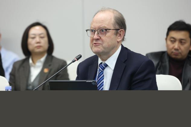 中美“必有一战”？英国专家捅破窗户纸：美国早想“核平”中国，只是怕打不赢听起